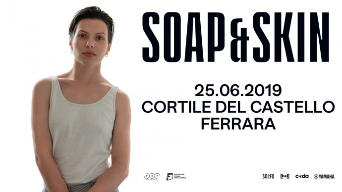 Soap&Skin nel Cortile del Castello Estense per Ferrara Sotto Le Stelle Festival.